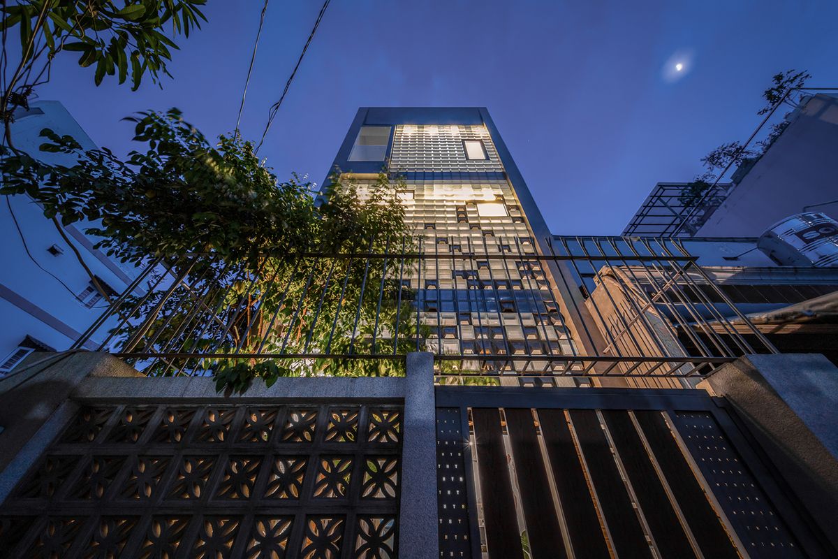 Ngôi nhà phố ấn tượng với mặt tiền bằng gạch kính | ZenVillas Vietnam-36