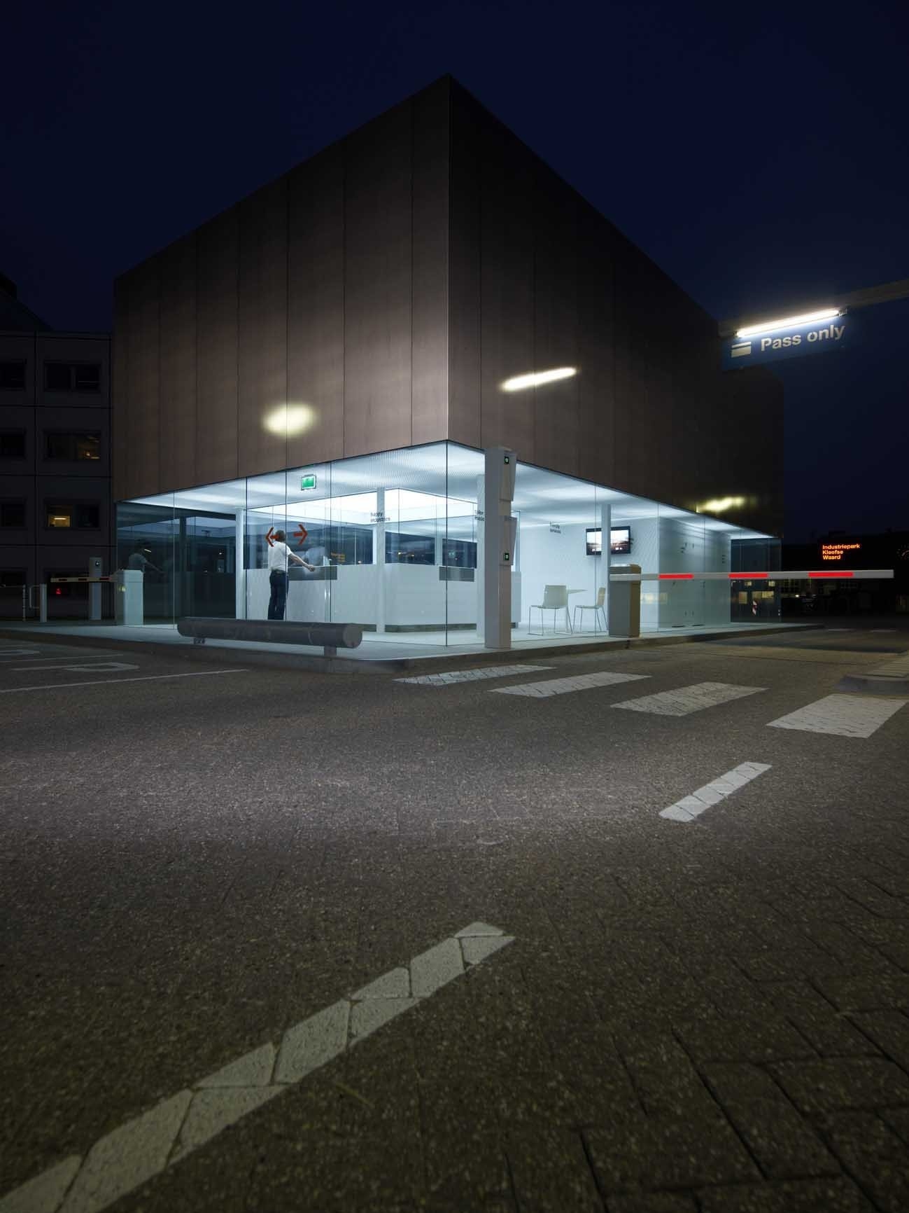 荷兰 Kleefse Waard 工业园区门卫室，极简主义设计风格脱颖而出-9