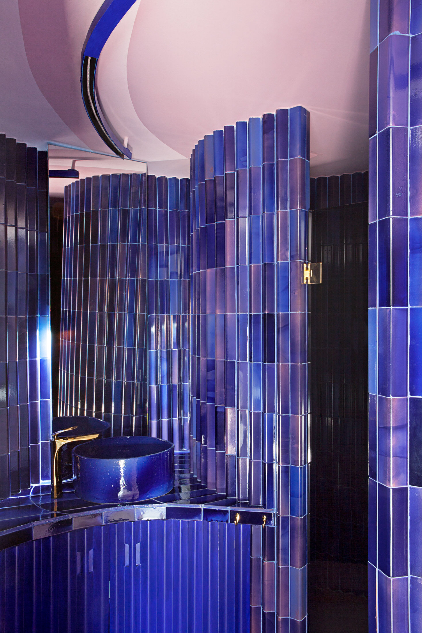 Dance Meets Design: A Spiral Apartment in Madrid by Raúl Almenara.-6