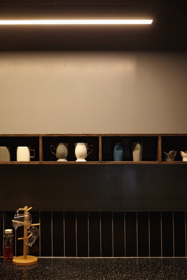 现代简约风 10 坪咖啡厅 高雅黑色调室内设计-16