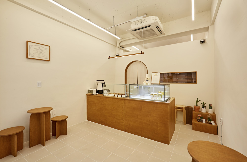 温暖工业风 8 坪金属甜点店室内设计-5