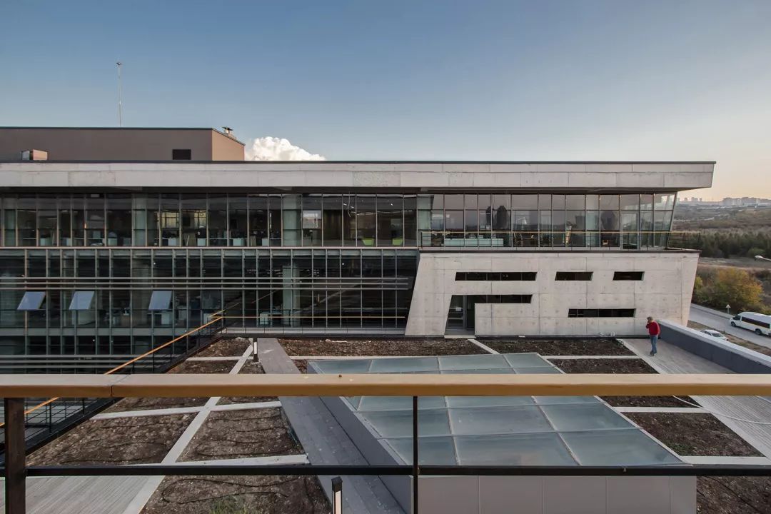 科技园区中的混凝土玻璃建筑-31