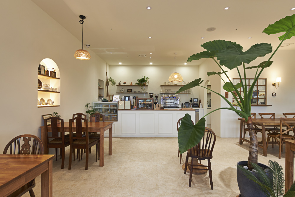 简约 25 坪咖啡店，展现白色木质空间魅力-3
