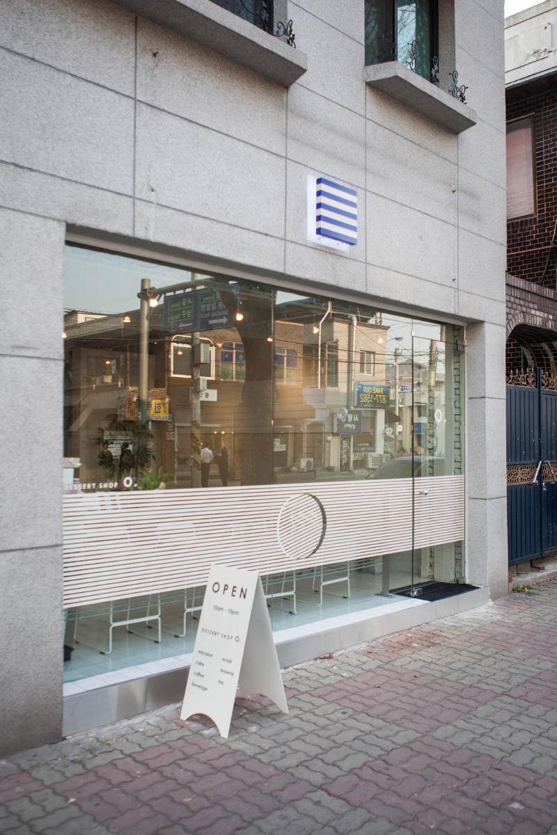 16 坪现代白色极简风格蛋糕店设计-12