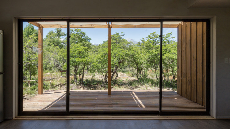 森林中的现代白色小屋-17