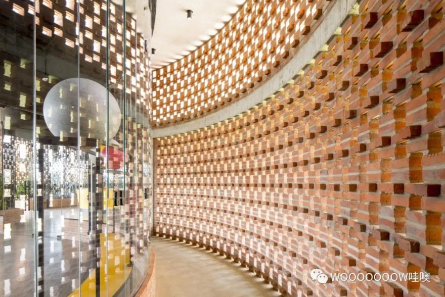 巴西 Unileão 大学体育馆 | 砖纹理与绿意空间的巧妙结合-12