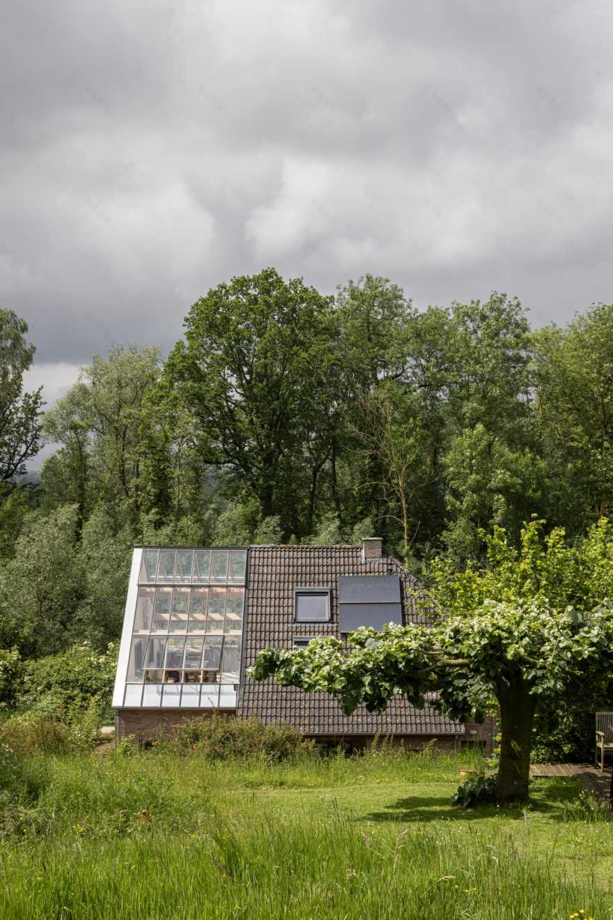 Hé Architectuur Transform 1990s Belgian Fermette with Rrammed Earth Walls and Winter Garden.-1