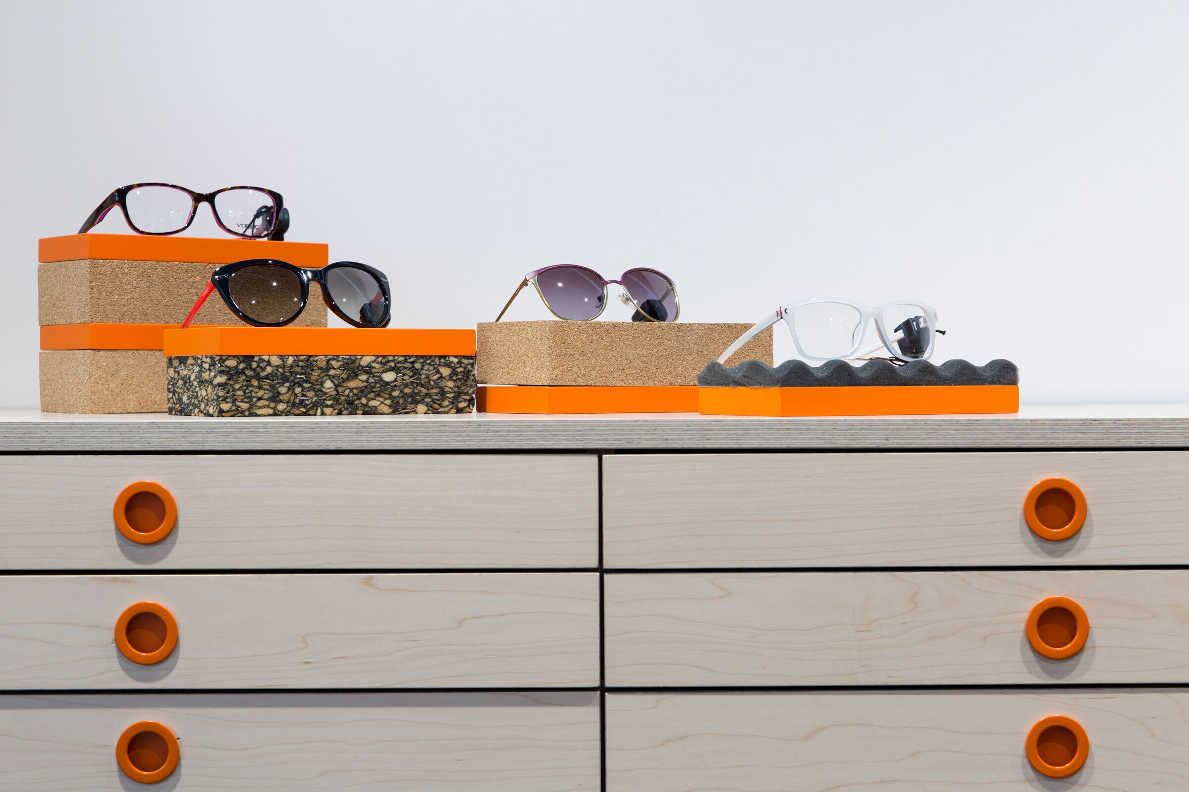 5lab 打造年轻活力的西班牙眼镜店-14