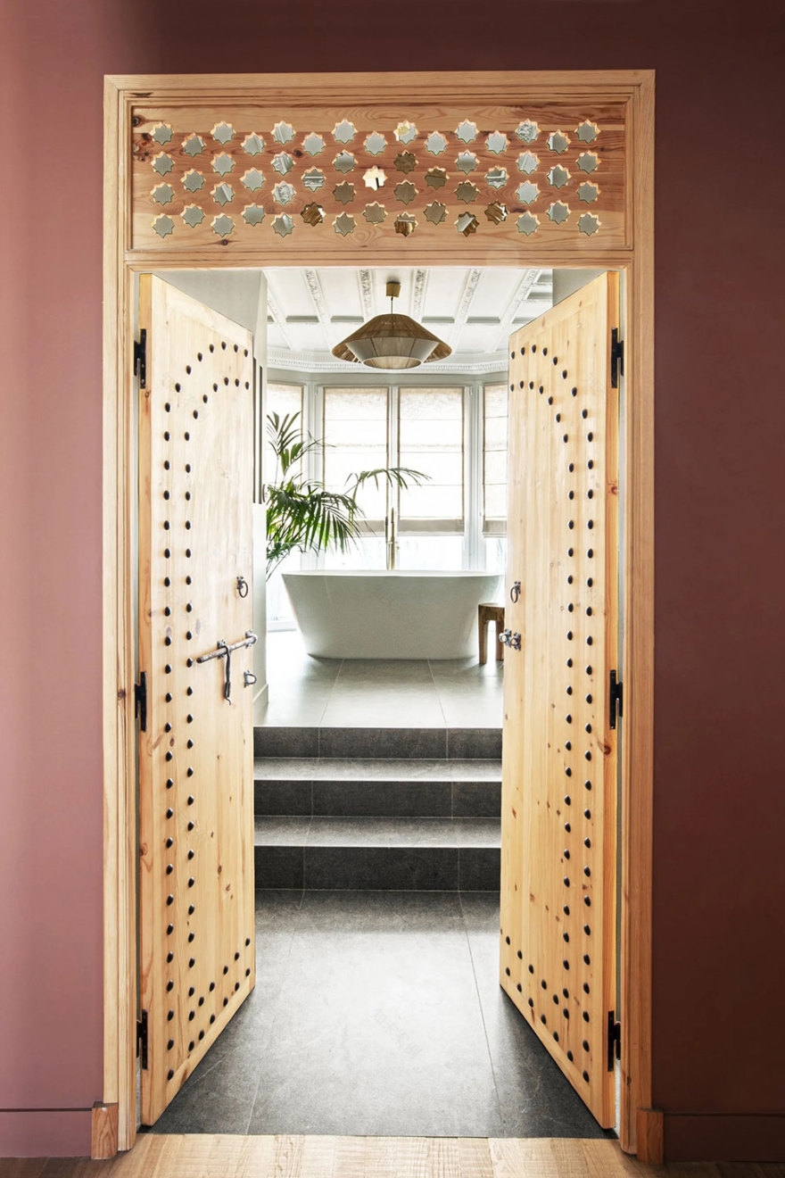 巴黎梦幻两层 Loft 设计,高挑空间与独特书架令人惊叹-12