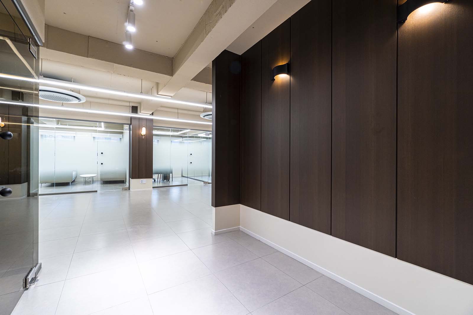 白色与木色的极简共享办公室-23