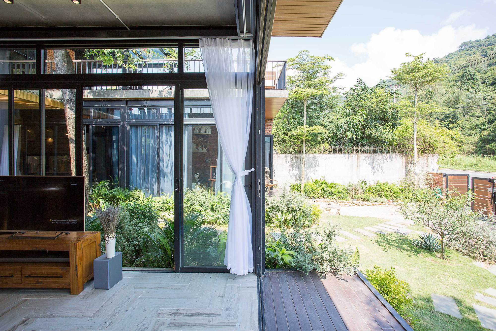 山间双户共享家园·Sơn Trà半岛自然美景中的简约别墅设计-9