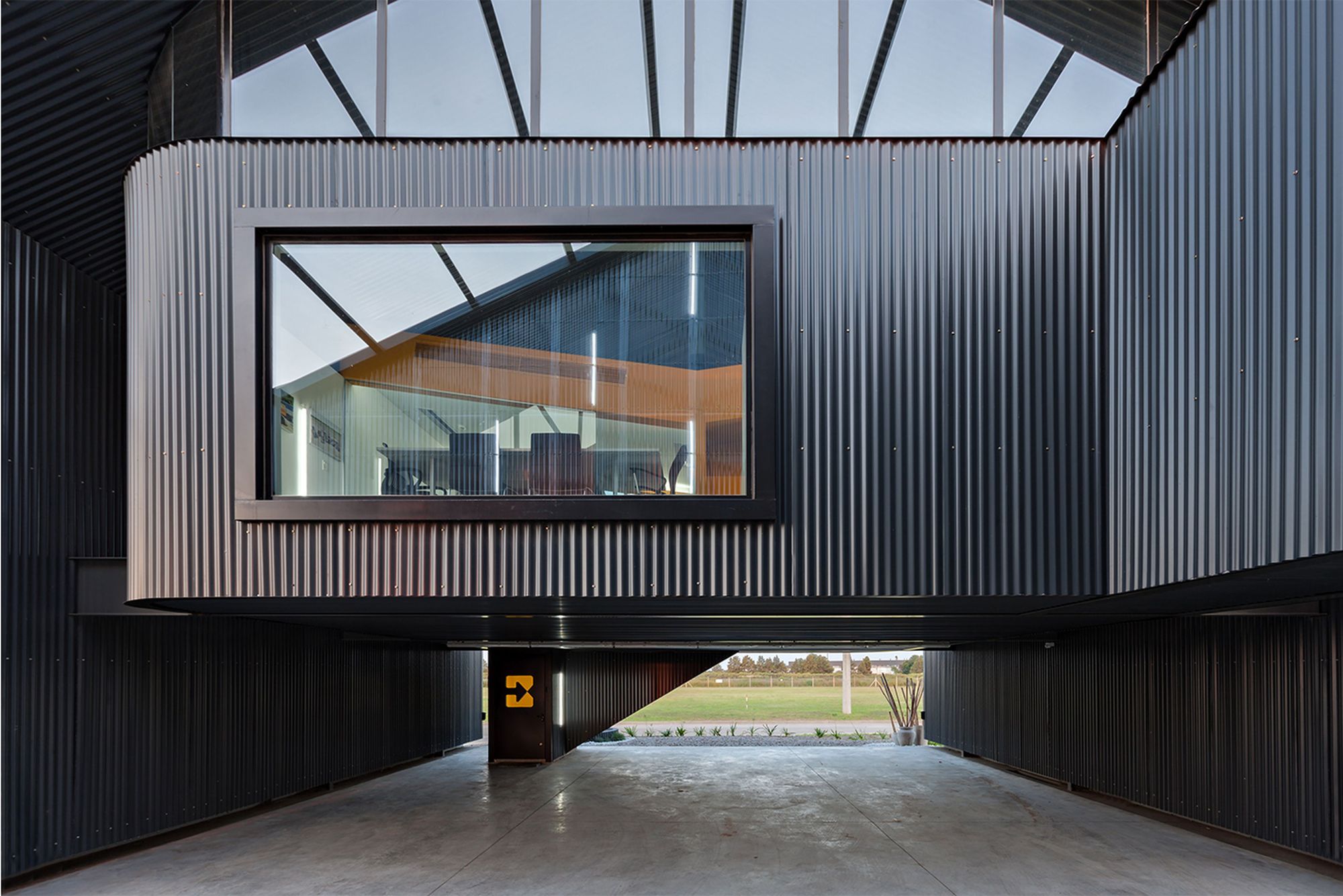 Bertolotti Vial Machinery and Office Warehouse / Estudio 2(A) DosArquitectas-15