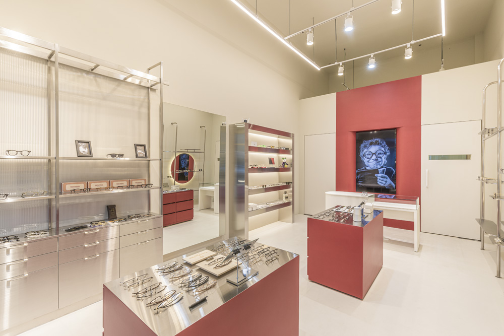 色彩点睛的 12 平米潮流眼镜店设计-4