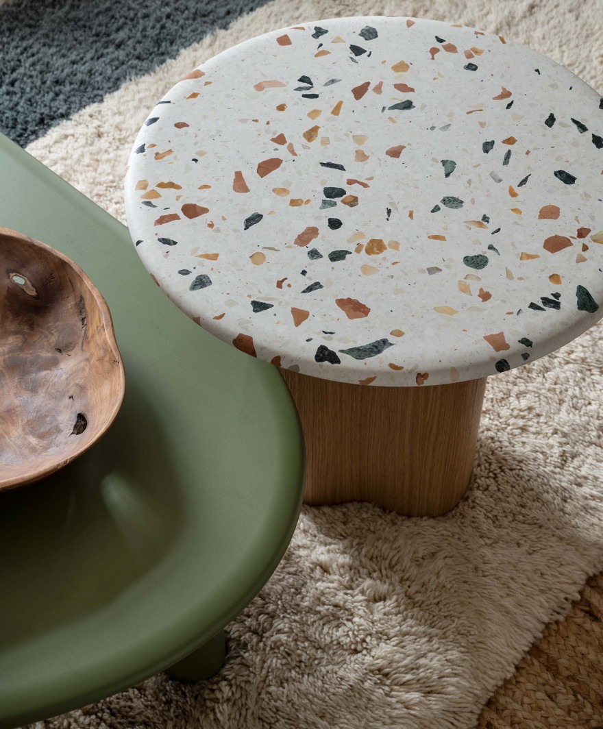 家外之家;宾至如归的地方 (注:此表达在日常中有固定含义,两种都较常用且贴合,严格按只提供唯一答案的要求,此处可选用家外之家)
最终翻译:家外之家丨GhanaUpper West-24