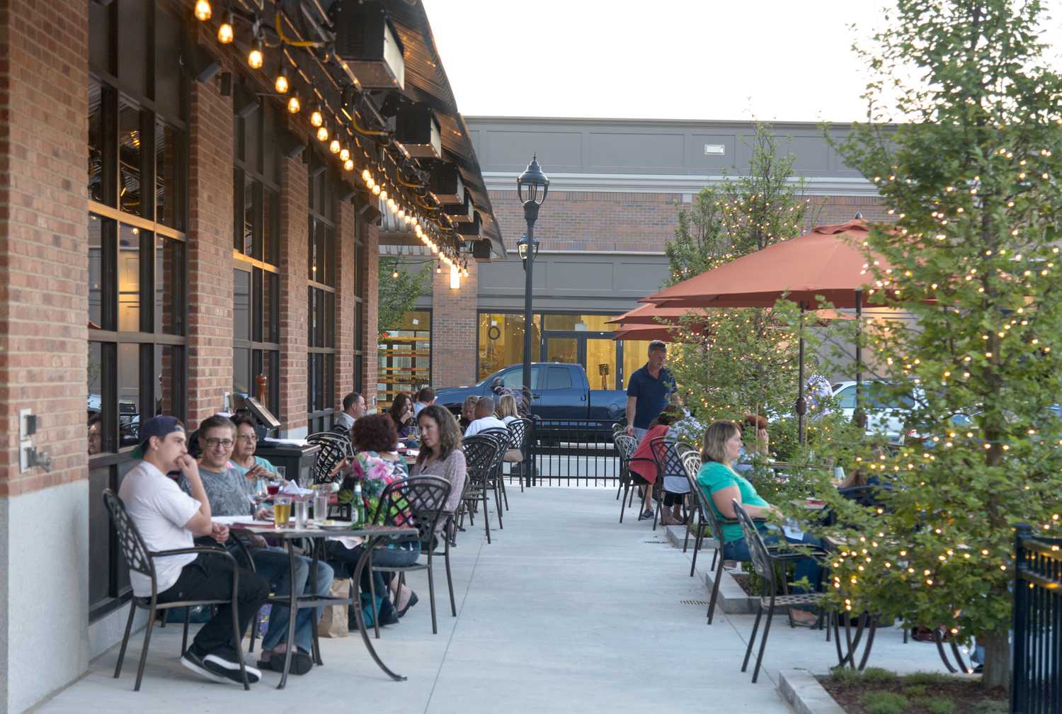 伯灵顿商业区活力零售开发设计丨意大利马萨丨Halvorson Design Partnership-5