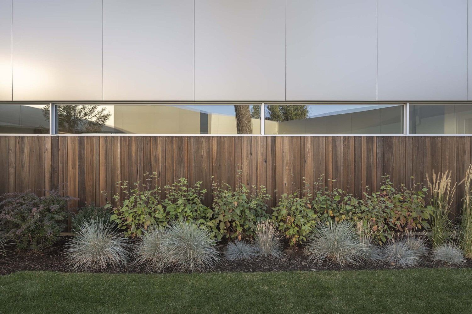 美式环保山居 · M1 House 的木质“浮动”屋顶设计丨美国本德丨FRPO Rodriguez & Oriol-18