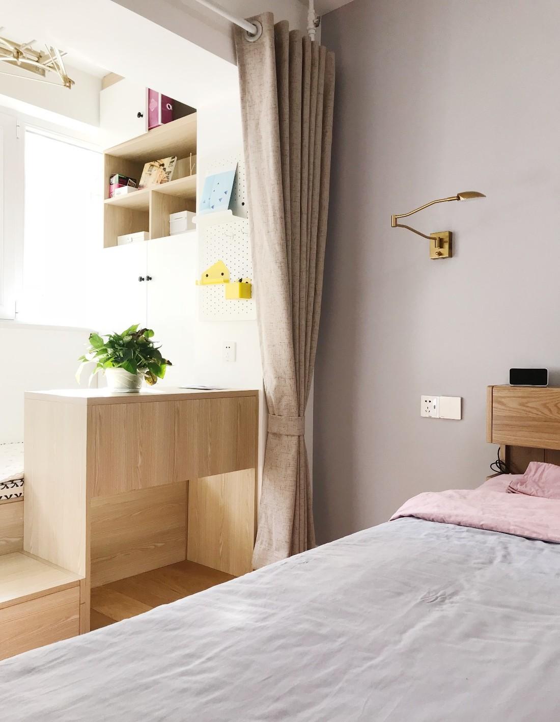 绿色皮质沙发打造小空间客厅，金属质感吊灯烘托餐厅气氛-20