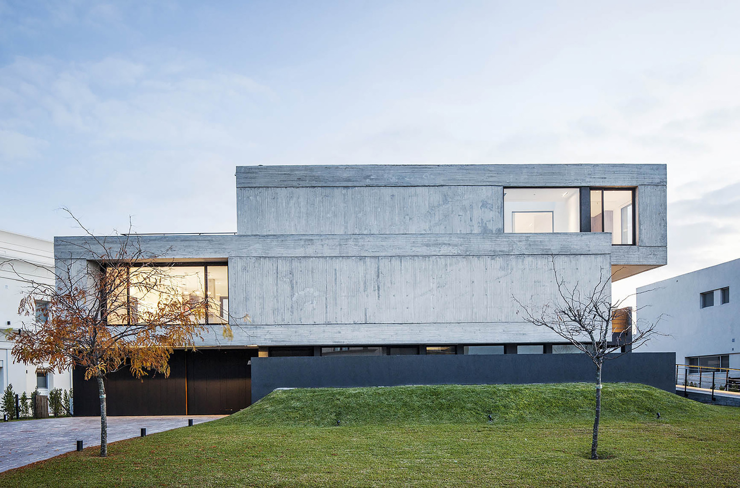 Luminous Modern House With Open Spaces-16