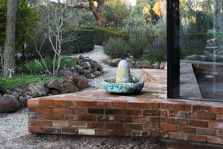 Modern Glass Extension Upgrading Mud Brick House in Victoria-9