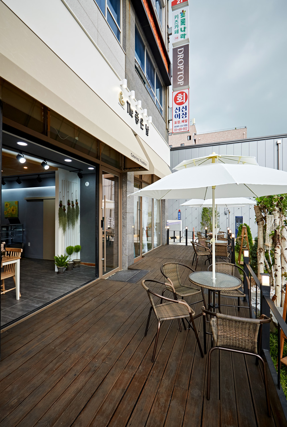 白色与木材，打造 16 平米的极简派对空间-15