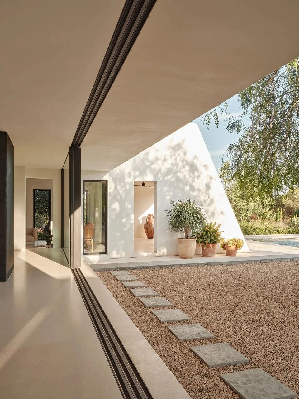 池畔松影·伊比萨山谷里的静心之所丨西班牙丨法裔伊朗建筑师帕斯卡尔·谢赫·贾瓦迪-9