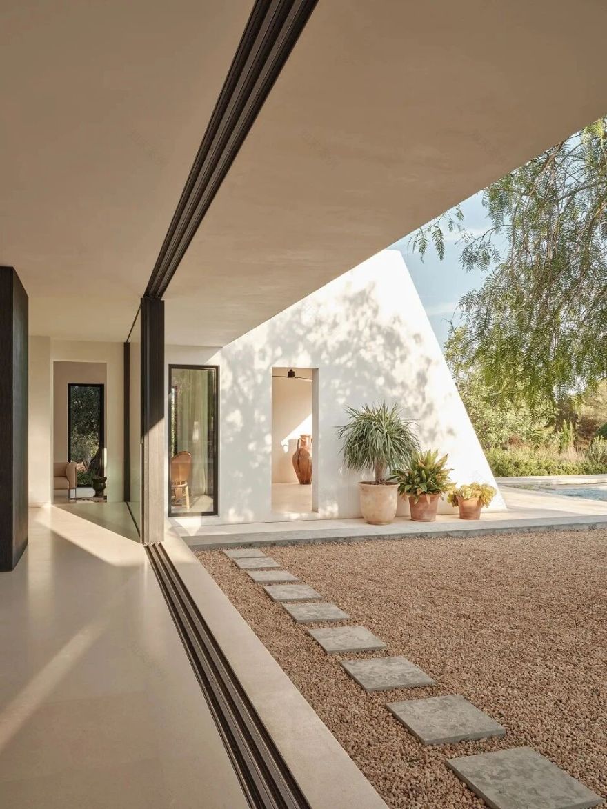 池畔松影·伊比萨山谷里的静心之所丨西班牙丨法裔伊朗建筑师帕斯卡尔·谢赫·贾瓦迪-9
