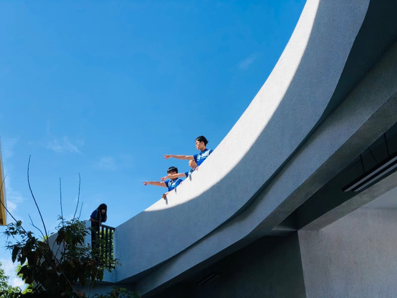 山峦校园中的有机弧线厕所设计-7