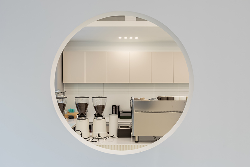 白色调的极简咖啡厅 | 60 平米的精致设计-17