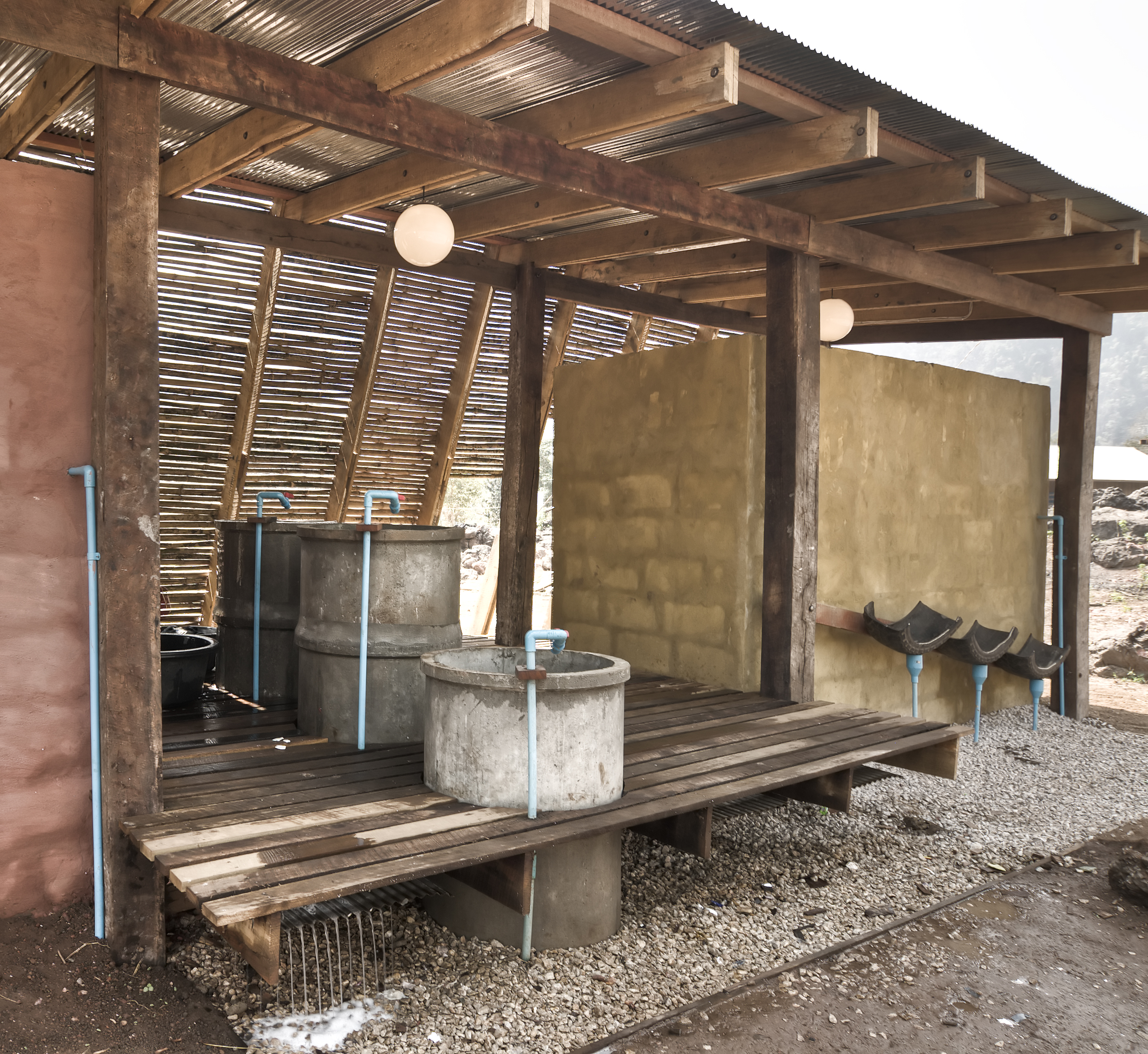 泰北孤儿院温馨浴室设计，功能性与本土文化完美融合-21