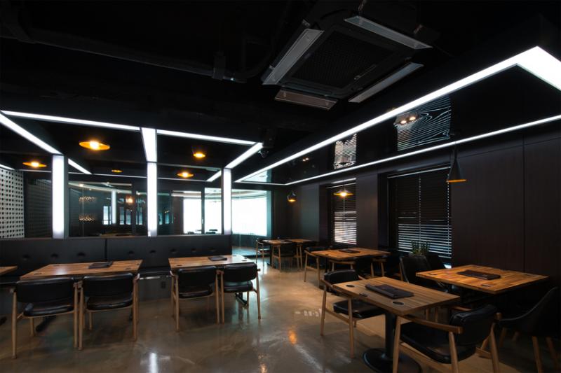 55 平米游戏咖啡厅，明亮灯光下的设计奇迹-8