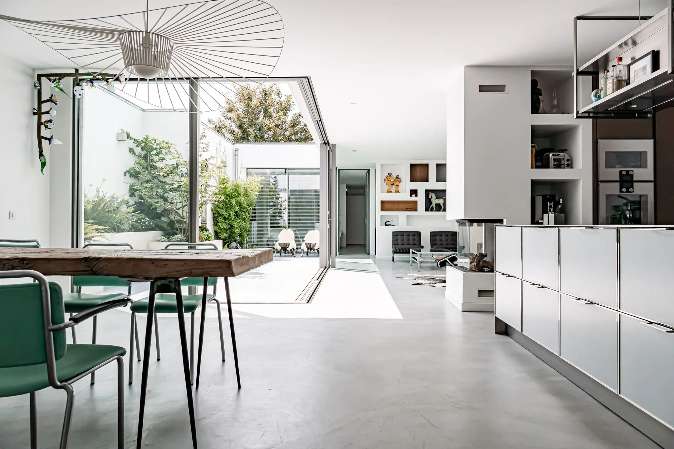 荷兰优雅明亮公寓设计,城市绿意渗透室内-2