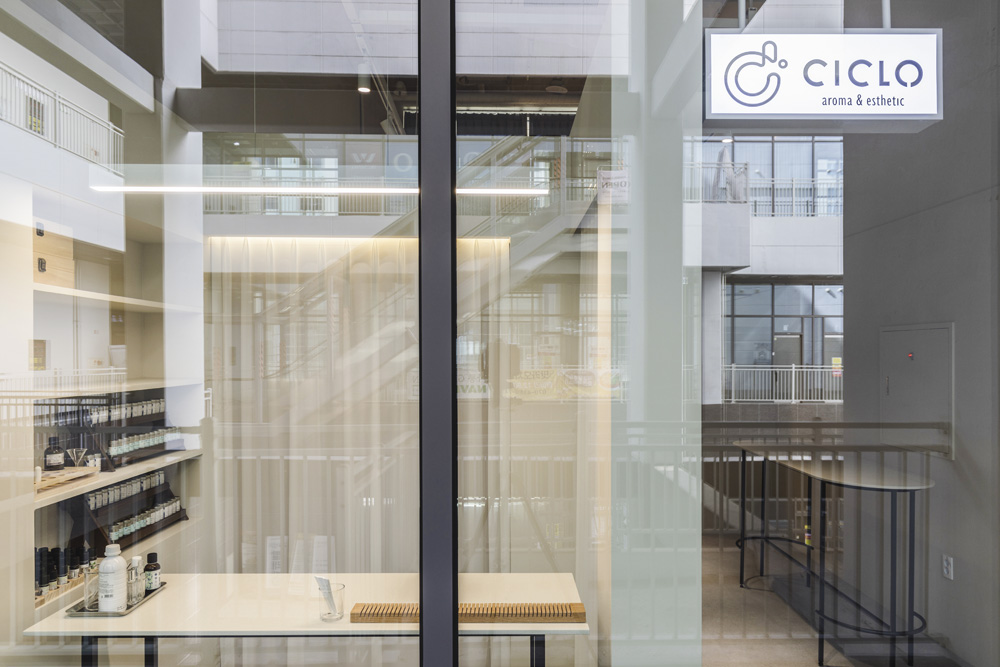 时尚高级的 10 坪美妆店设计-14