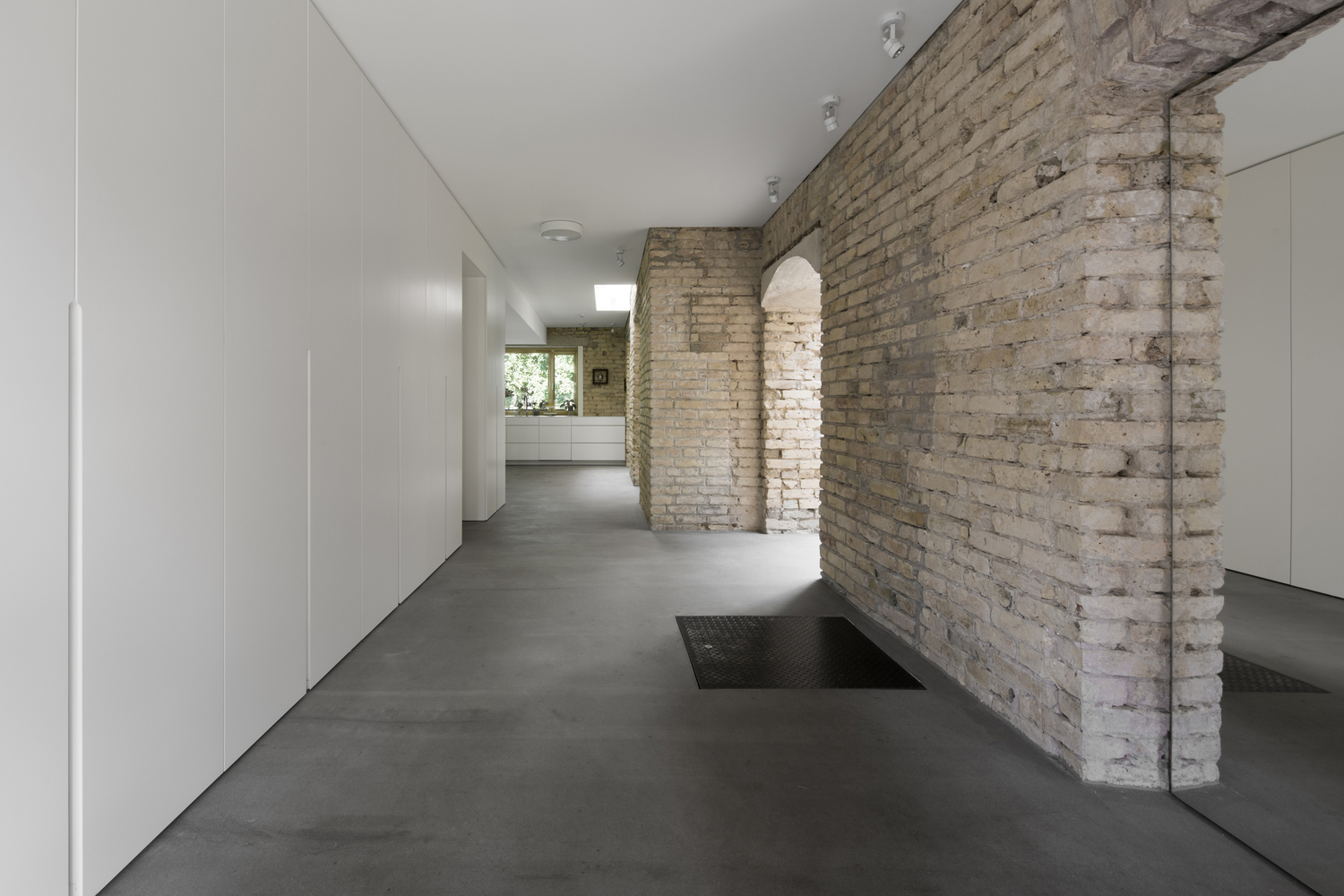 松树林中的现代住宅-35