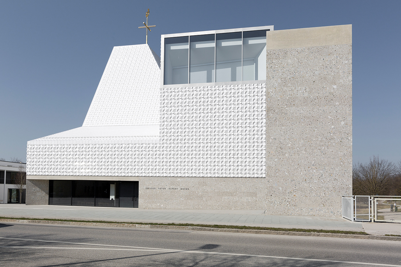 白色美 II 教堂 | 几何形制的陶瓷光辉-9