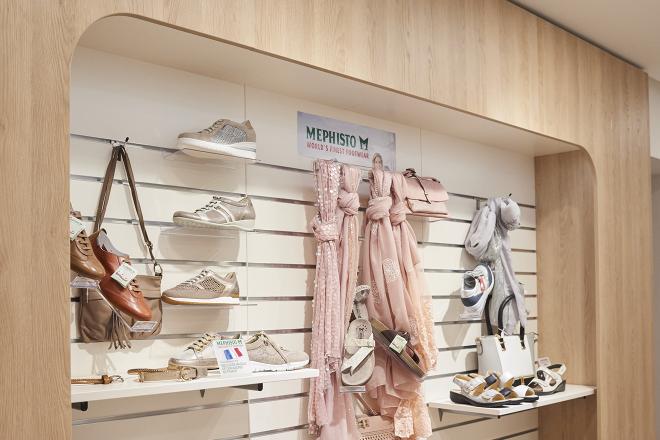 南特木质与白色鞋店布置丨法国南特丨JBCC-36