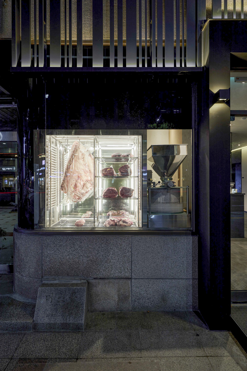 韩式高级烤肉店，黑白简约风诠释 75 平米空间设计魅力-17