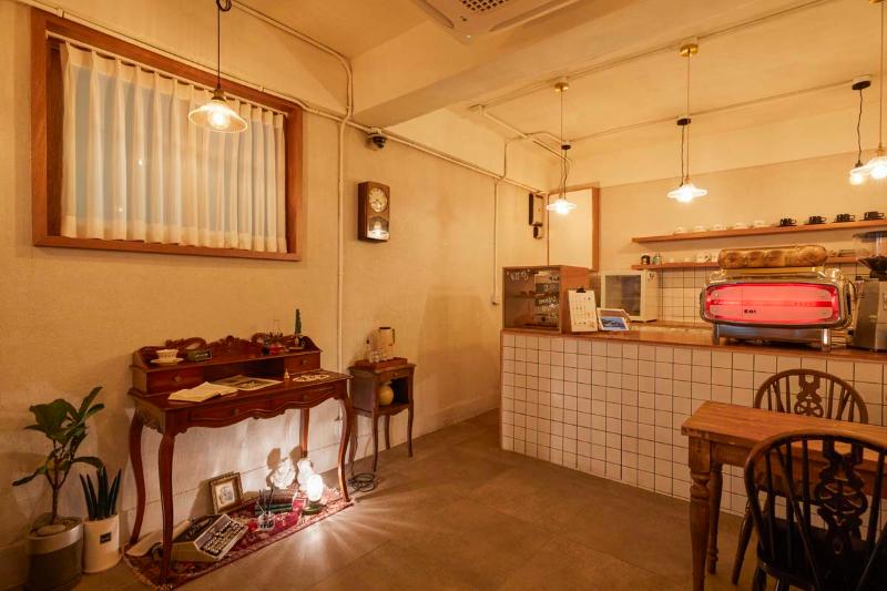 简约白色基调，9 坪咖啡厅的温馨魅力-3