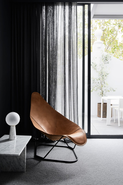 金色的;金黄色的;金的;金制的-32