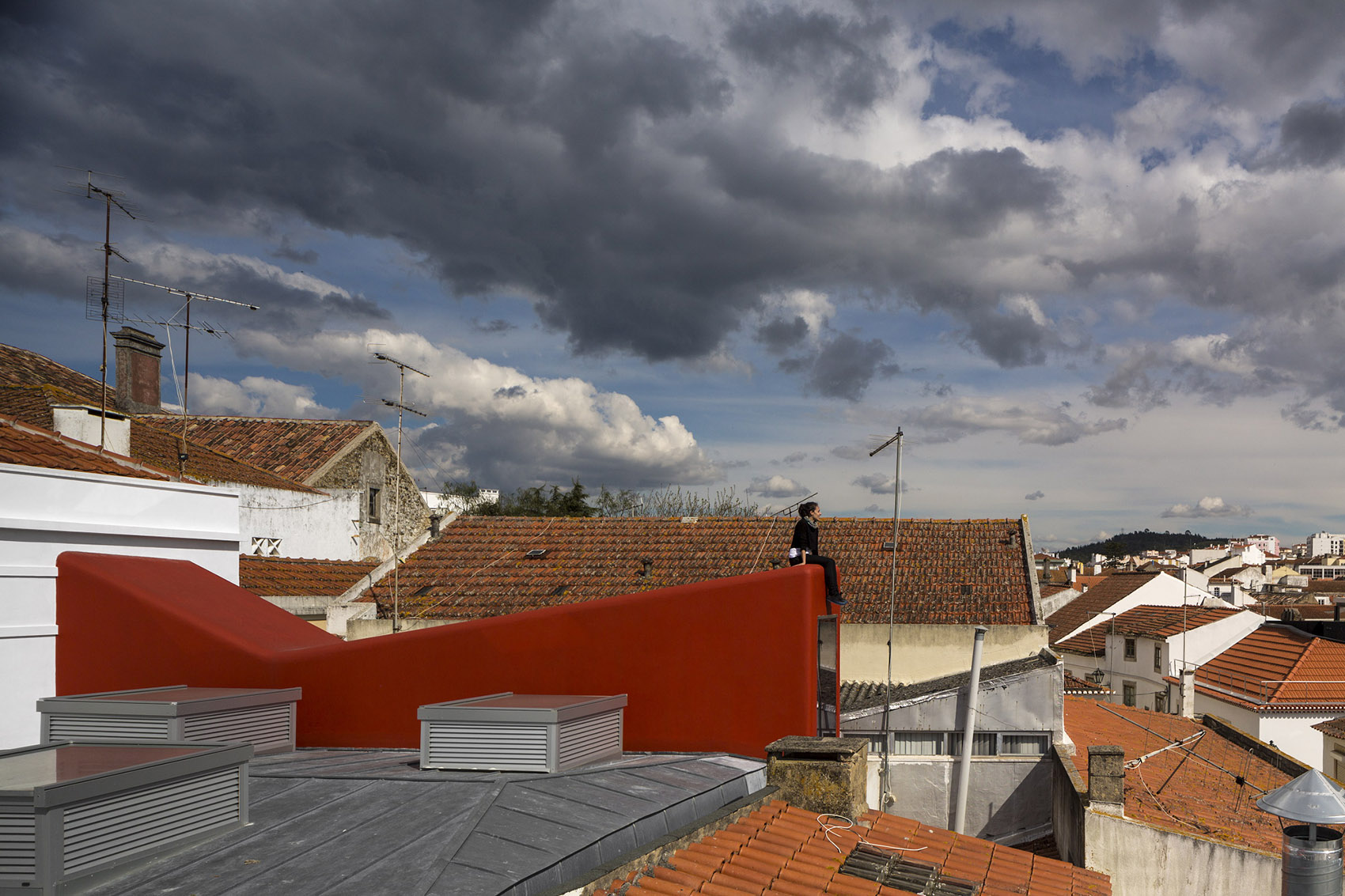 融于老城景观的文化艺术中心 / Pedro Gadanho + CVDB Arquitectos-4