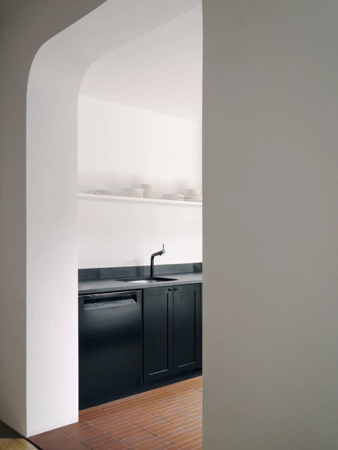 加拿大蒙特利尔 Waverly Residence 公寓，极简厨房模糊室内外生活-2