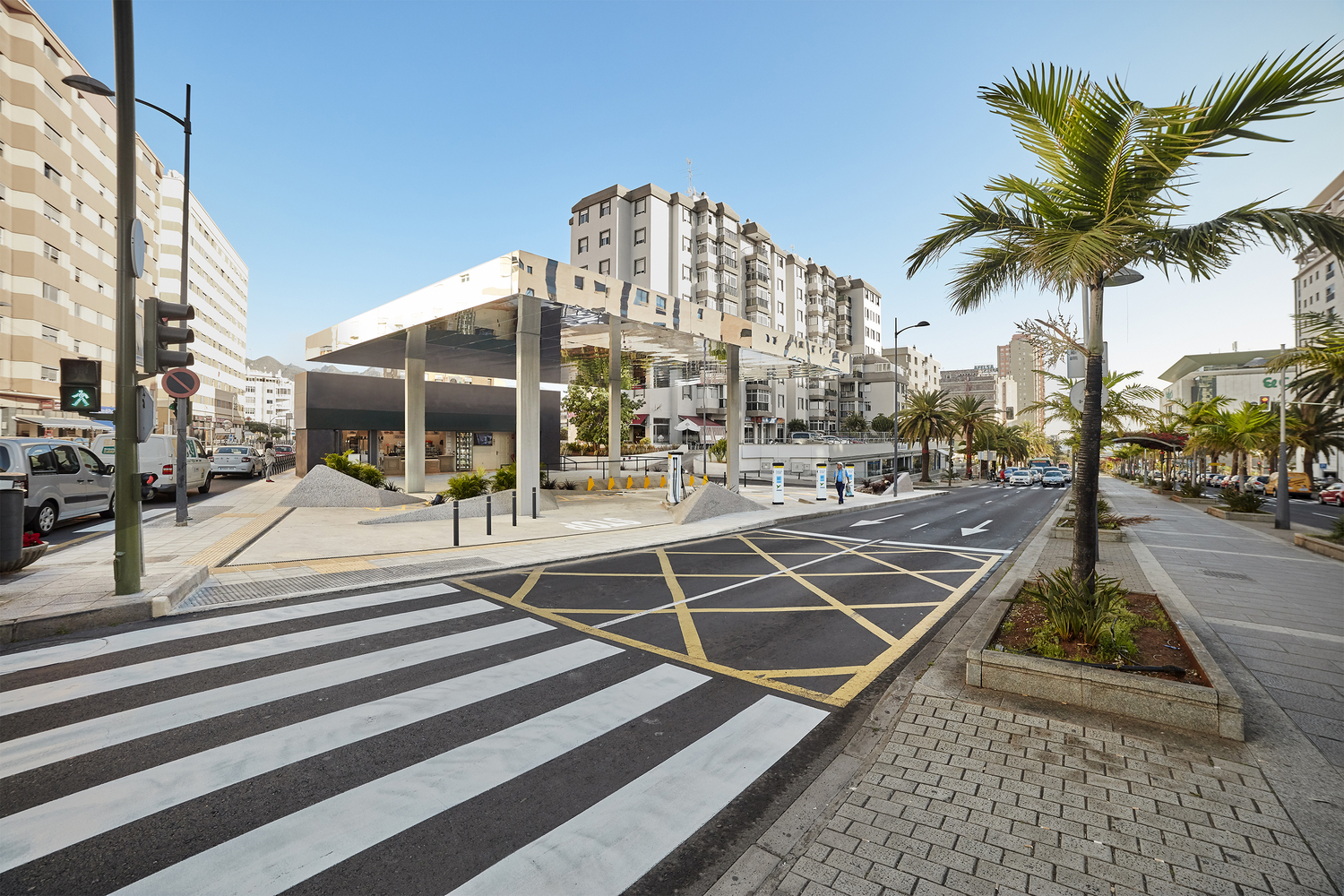 光影交织的电动汽车充电站-12