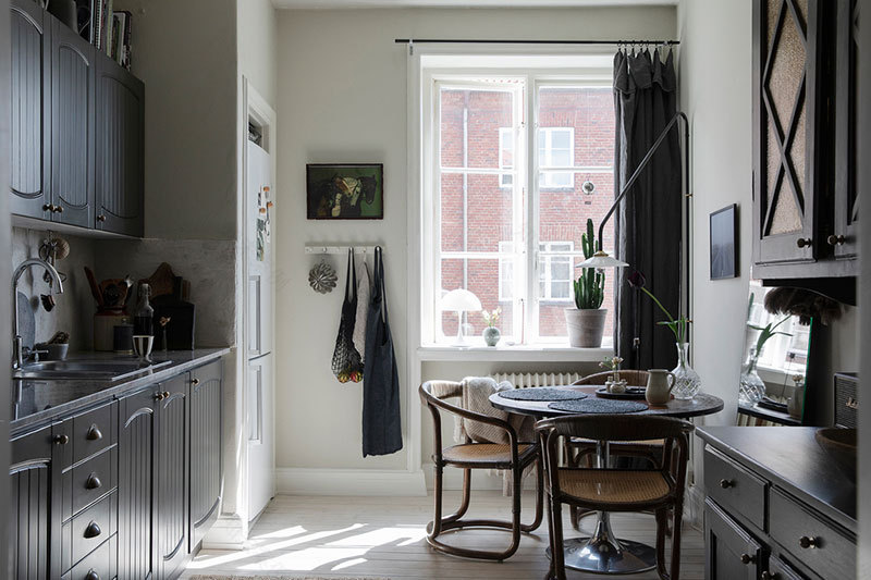 瑞典暗调小公寓的丰富纺织品设计-14