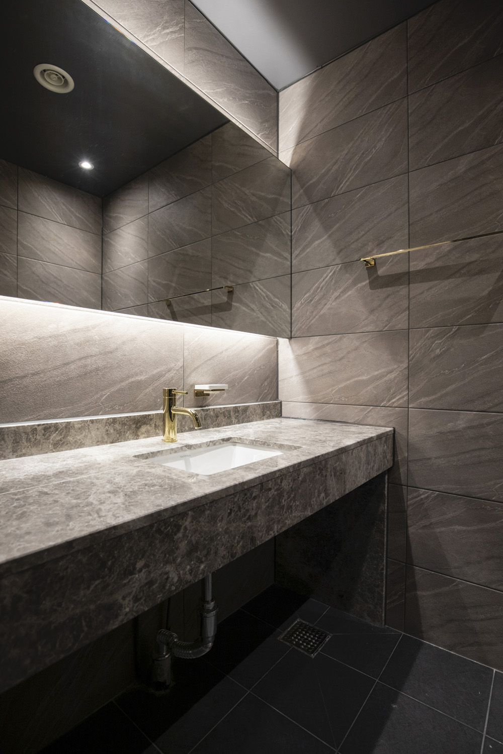 高级黑 | 巴塞罗那 1% 餐厅的惊艳室内设计-21