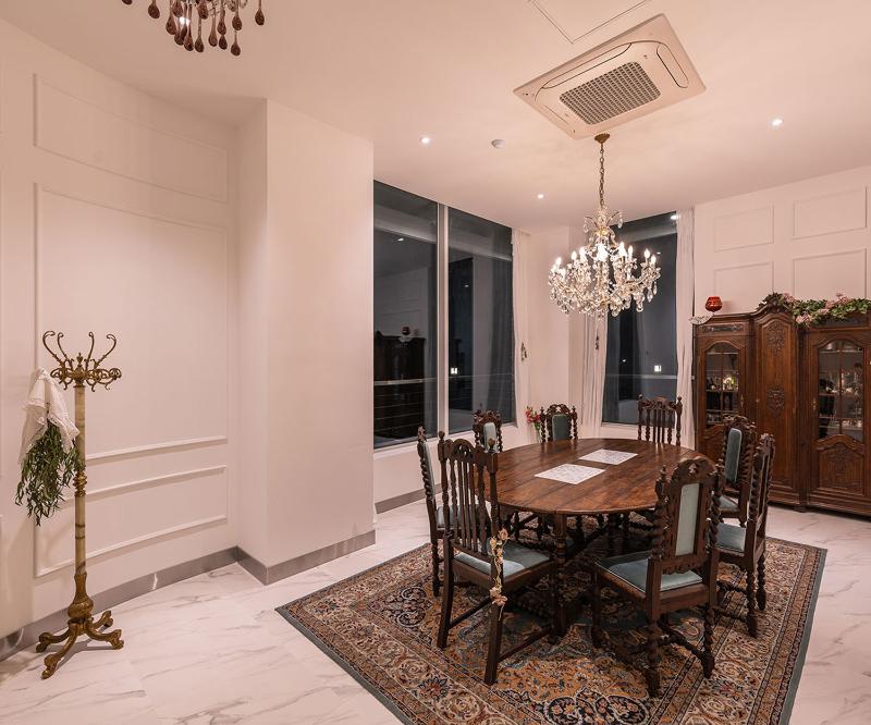 现代简约风咖啡厅设计，精致艺术品装点高级空间-15