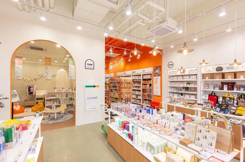 90 平米的购物商场，以品牌颜色为主题的室内设计-17