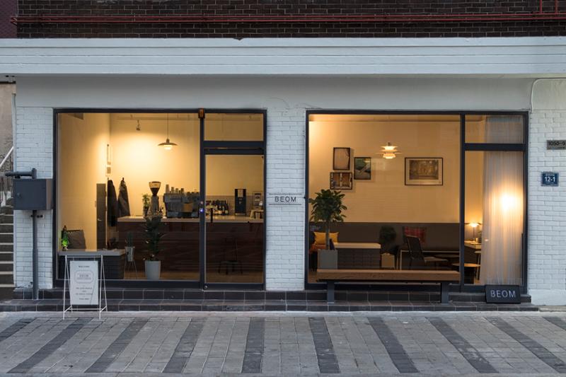 融合北欧风与复古的 12 坪咖啡厅设计-2