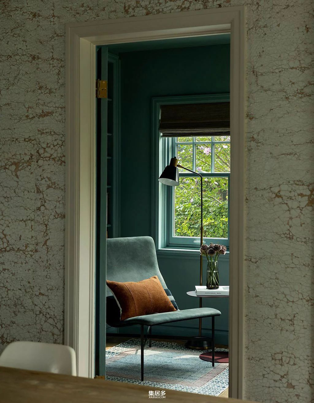 用原创设计师家具和时尚壁纸重新装饰的犹他州老房子-7