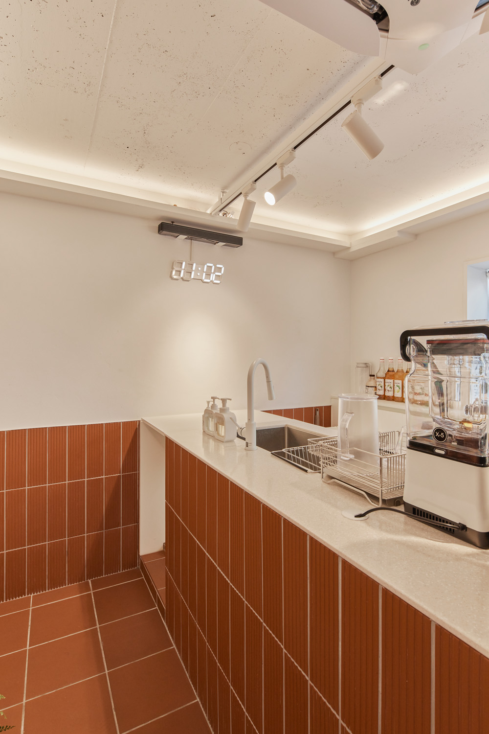 白色与木质，打造极简咖啡厅之美-11