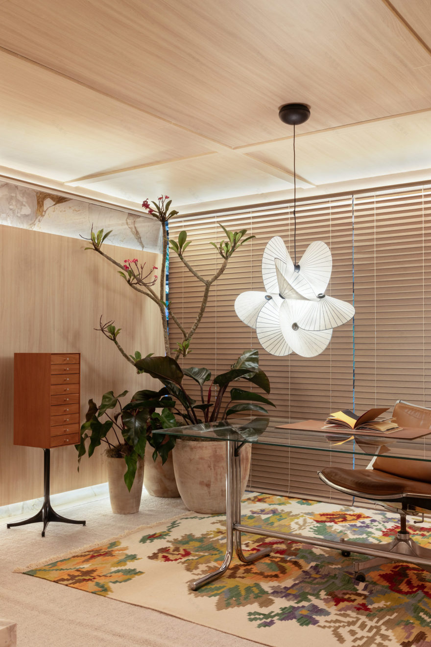 Home Office contemporâneo e acolhedor, repleto de móveis vintage - CasaCor SP 24 - Conexão Decór-7