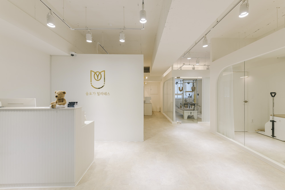 白色调的极简设计，韩国 Pilates 学院室内设计欣赏-3